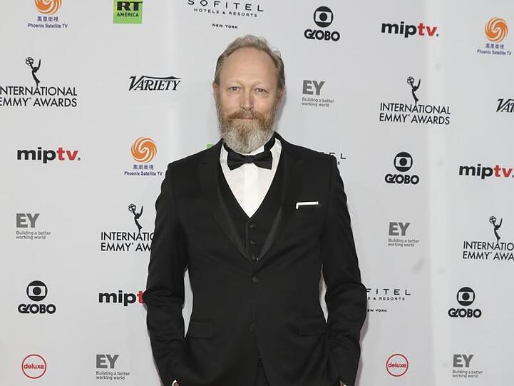 Lars Mikkelsen hat als bester Hauptdarsteller einen International Emmy Award gewonnen.
