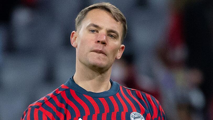 Beim Abschlusstraining der Bayern hechtet Torwart Manuel Neuer wieder über den Platz.
