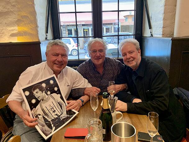 Dietmar Holzapfel (l.), Herbi Hauke und Nicola Bardola trinken in der Deutschen Eiche ein Schlückchen auf Freddie Mercury.