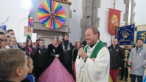 Viel Lachen im Gotteshaus: Pfarrer Rainer Maria Schießler (M.) interviewt in seiner Kirche auch die vielen anwesenden Prinzenpaare.