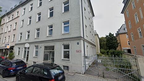 Das Haus Schlei&szlig;heimer Stra&szlig;e 90 steht seit Jahren leer.