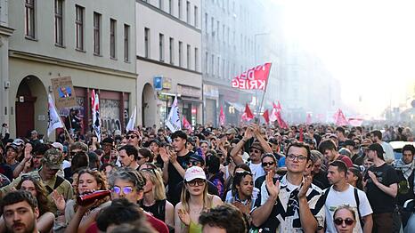 Die Polizei zieht ein gemischtes Fazit: Nach stundenlang friedlicher Demo kam es am Ende zu Flaschen- und B&ouml;llerw&uuml;rfen auf Einsatzkr&auml;fte.