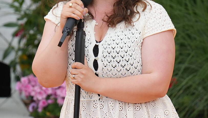 Ronja Forcher auf der Bühne bei "Immer wieder sonntags": Zum Start der letzten Staffel wird die Schauspielerin ihren neuen Song präsentieren. Ronja Forcher auf der Bühne bei "Immer wieder sonntags": Zum Start der letzten Staffel wird die Schauspielerin ihren neuen Song präsentieren.