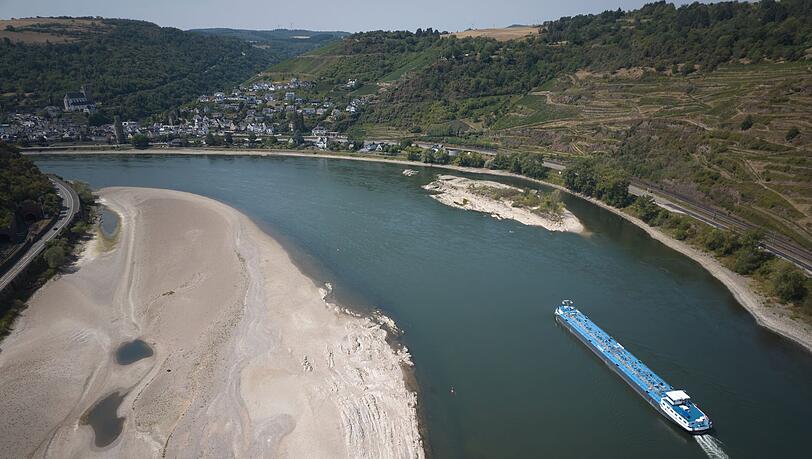 Die niedrigen Wasserstände am Rhein behindern den Transport von Öl und Sprit - das treibt die Preise. (Archivbild) Die niedrigen Wasserstände am Rhein behindern den Transport von Öl und Sprit - das treibt die Preise. (Archivbild)