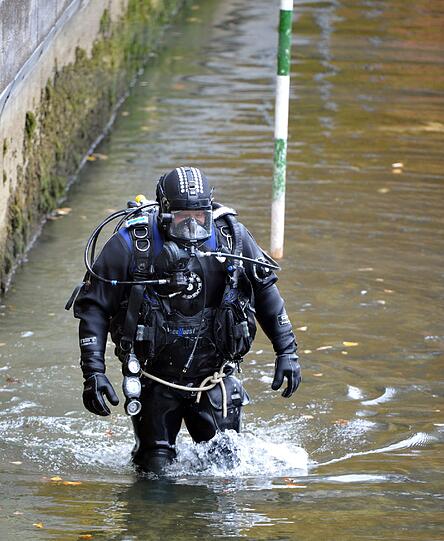 Polizisten suchten am Montag (31.10.2011)im Augsburger Eiskanal nach Spuren, die möglicherweise zur Festnahme der Täter im Augsburger Polizistenmord führen können. In der Nacht zum Freitag (28.10.2011) war bei einer Schießerei ein Polizist getötet und eine weitere Beamtin verletzt worden. Die Täter flohen in ein großes Waldgebiet und wurden bisher nicht gefasst.