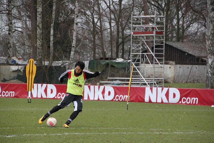 Mittelfeldspieler Mu Kanazaki beim Torschuss.