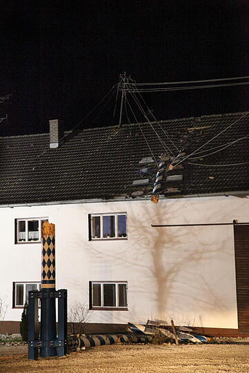 In Heldenstein krachte ein Maibaum auf ein Haus - und riss dabei eine Stromleitung ab.