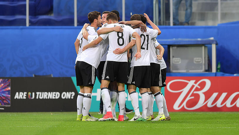 Die meisten Bayern-Spieler sind bei der WM-Quali für Deutschland im Einsatz. Zwei wichtige Spiele stehen an: am 1. September (20:45 Uhr) gegen Tschechien (9 Punkte) und drei Tage später (ebenfalls 20:45 Uhr)gegen Norwegen (4 Punkte). Im Kader stehen... Die meisten Bayern-Spieler sind bei der WM-Quali für Deutschland im Einsatz. Zwei wichtige Spiele stehen an: am 1. September (20:45 Uhr) gegen Tschechien (9 Punkte) und drei Tage später (ebenfalls 20:45 Uhr)gegen Norwegen (4 Punkte). Im Kader stehen...