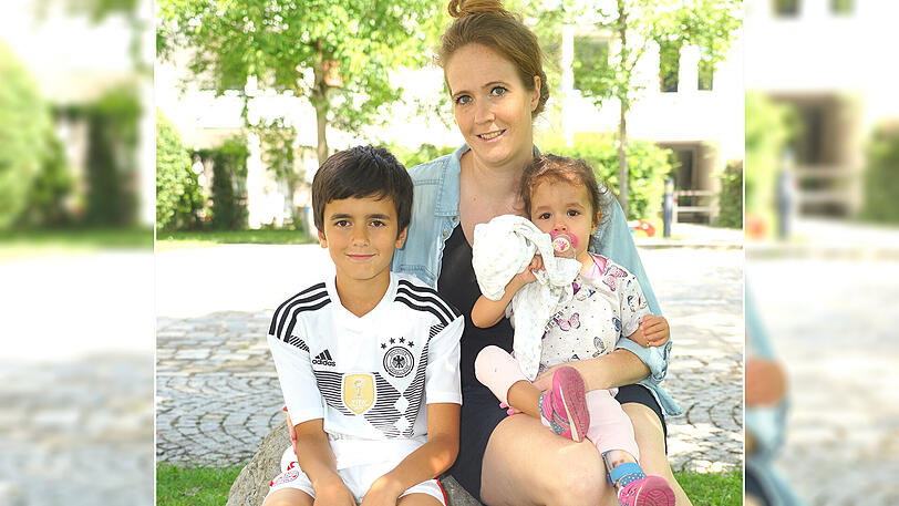 Sehr erleichtert: Julia K. (30) mit ihren Kindern Samia und Simon.