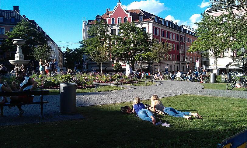 Noch sind nur wenige Leute auf dem Gärtnerplatz unterwegs. Doch das kann sich schnell ändern: An warmen Sommerabenden ist der Platz brechend voll.
