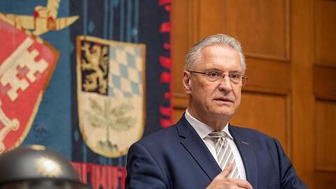 Joachim Herrmann (CSU), Innenminister von Bayern, während der Präsentation des Aktionsplans. (Archivbild)