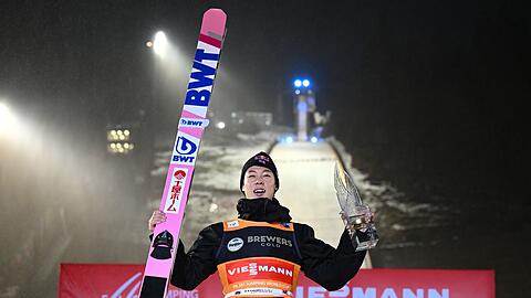 Ryoyu Kobayashi bejubelt seinen Sieg beim Springen in Willingen.