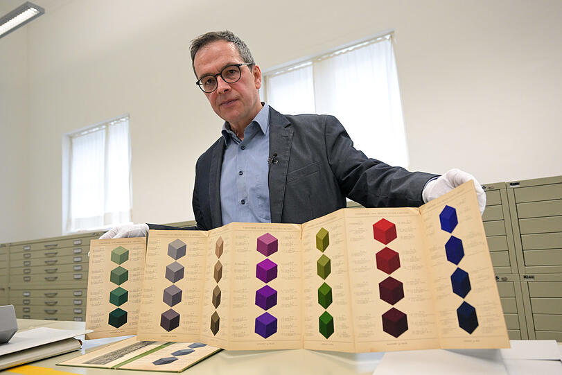 Saisonfarben auf Damentuch. Hier zeigte die Vorgängerfirma der Hoechst AG, was sie an Farben im Angbot hatte.