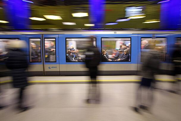 Gute Nachrichten: Die neue Schriftart soll das Fahren mit der U-Bahn auch für Menschen mit Einschränkungen erleichtern. Gute Nachrichten: Die neue Schriftart soll das Fahren mit der U-Bahn auch für Menschen mit Einschränkungen erleichtern.