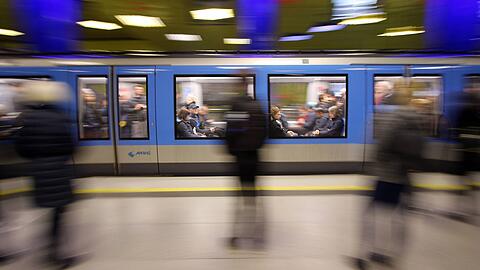 Gute Nachrichten: Die neue Schriftart soll das Fahren mit der U-Bahn auch für Menschen mit Einschränkungen erleichtern.