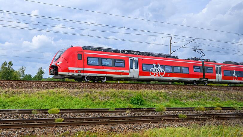 Weil ein Zug liegenblieb, setzen einige Fahrg&auml;ste ihre Reise zu Fu&szlig; fort. (Symbolbild)