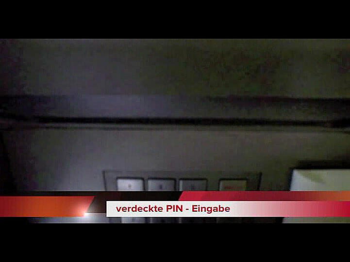 Hier wird gerade ein Geldautomat manipuliert. Die Bilder