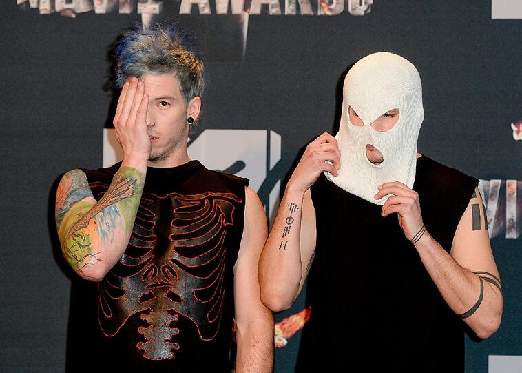 Die Musiker Tyler Joseph (L) und Josh Dun (R) von "Twenty One Pilots"