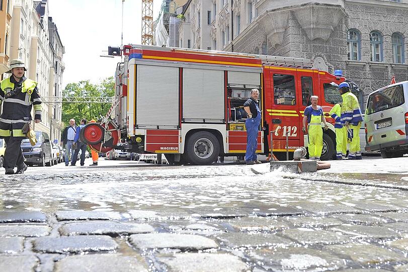 Der Führer eines Minibaggers hatte in der Sternstraße eine Wasserleitung erwischt: Die Straße war in kurzer Zeit überflutet.