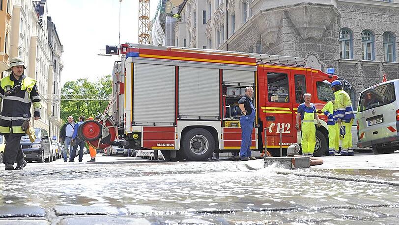 Der Führer eines Minibaggers hatte in der Sternstraße eine Wasserleitung erwischt: Die Straße war in kurzer Zeit überflutet. Der Führer eines Minibaggers hatte in der Sternstraße eine Wasserleitung erwischt: Die Straße war in kurzer Zeit überflutet.