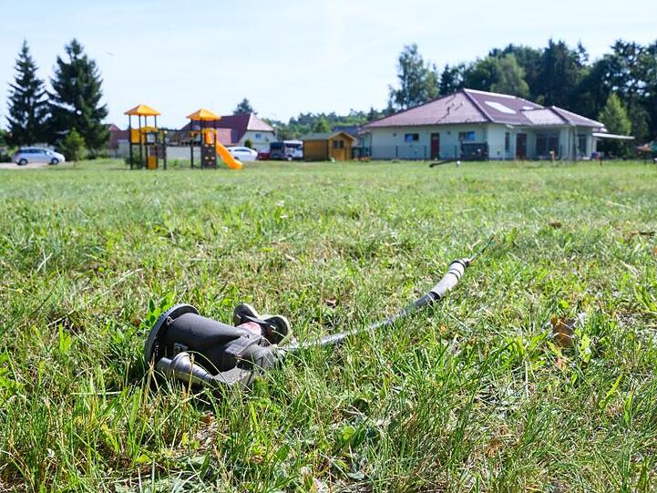 Ein Wrackteil eines Eurofighters liegt auf einer Wiese in Nossentiner Hütte.
