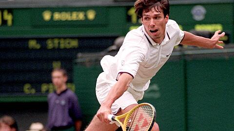 Ex-Wimbledonsieger Michael Stich beim Spielen.