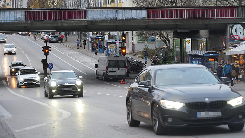 Positive Auswirkungen auf die Verkehrssicherheit, den Lärmschutz und die Schadstoffbilanz: Der Stadtrat diskutiert ein Tempolimit von 30 km/h auf Münchens Straßen.