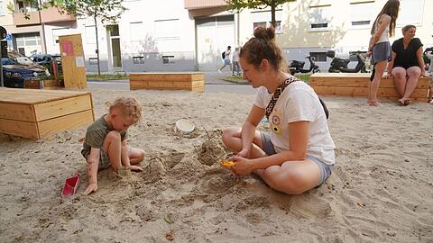 Angela Becker (37) ist froh, nun mit ihrem Sohn im Freien, in der Nähe der Wohnung einen schönen Platz zum Spielen zu haben.