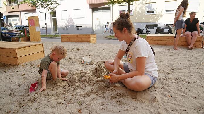 Angela Becker (37) ist froh, nun mit ihrem Sohn im Freien, in der Nähe der Wohnung einen schönen Platz zum Spielen zu haben.