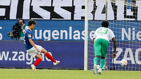 Kiels Shuto Machino (l) trifft zum 2:1 gegen Fürth.
