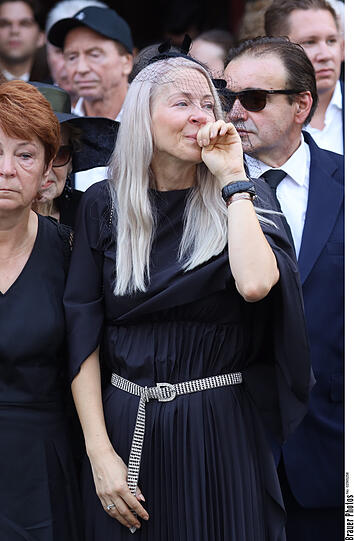 Lugner-Witwe Simone hat sichtlich mit den Tränen zu kämpfen.
