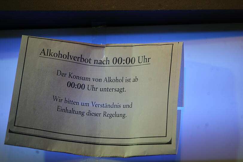 "Alkoholverbot nach 0 Uhr": So steht es aktuell an einem der betroffenen Kioske angeschrieben.