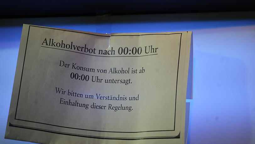 "Alkoholverbot nach 0 Uhr": So steht es aktuell an einem der betroffenen Kioske angeschrieben.