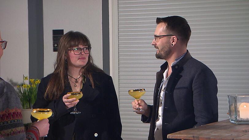 Philipp begrüßt seine Gäste im Hof mit einem erfrischenden Maracuja-Drink. Philipp begrüßt seine Gäste im Hof mit einem erfrischenden Maracuja-Drink.