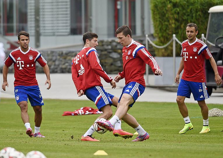 Hoijberg und Lewandowski im Zweikampf.