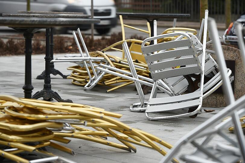 Vor einem Cafe in Ochsenhausen (Baden-Württemberg) liegen nach einem Strum am 31.03.2015 sämtliche Stühle auf dem Boden.