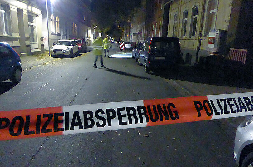 Mit einem Absperrband sichert die Polizei in Hameln den Tatort des abscheulichen Verbrechens.
