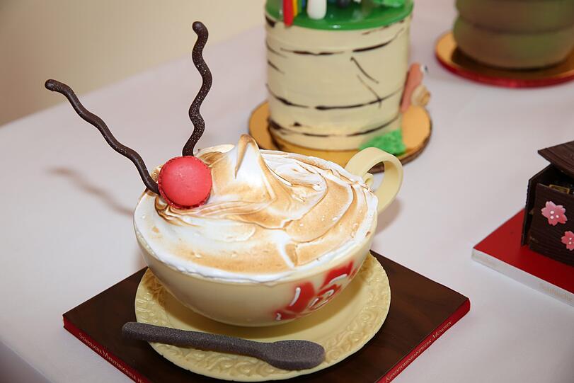 Gelöffelt oder geschnitten: Im Cappuccino ist ein Knusperboden versteckt.