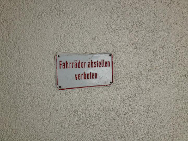 Auf dem Schild gegenüber des Müll-Ablageplatzes steht, dass Radl hier verboten sind. Von Kleiderschränken steht dort nichts...