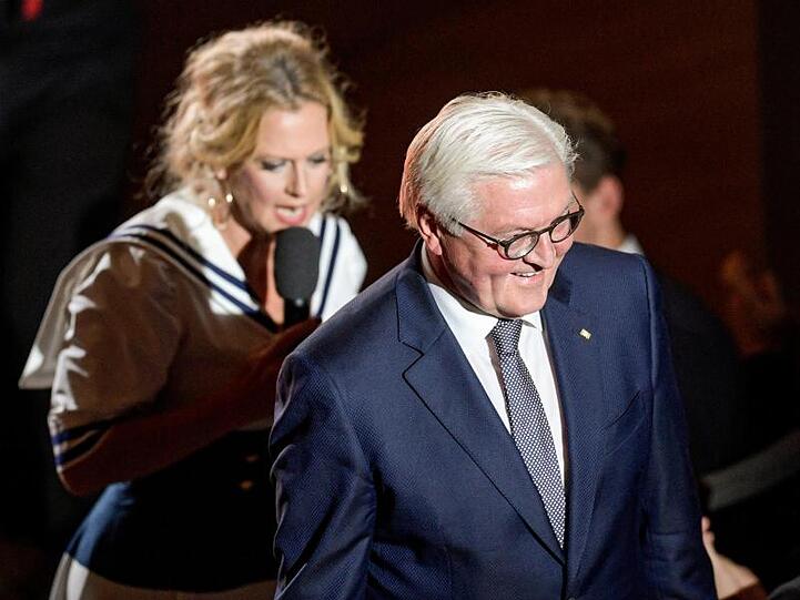 Moderatorin Barbara Schöneberger und Bundespräsident Frank-Walter Steinmeier während der Verleihung des 10. Deutschen Radiopreises.