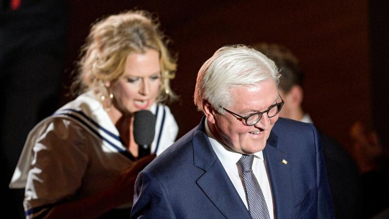 Moderatorin Barbara Schöneberger und Bundespräsident Frank-Walter Steinmeier während der Verleihung des 10. Deutschen Radiopreises. Moderatorin Barbara Schöneberger und Bundespräsident Frank-Walter Steinmeier während der Verleihung des 10. Deutschen Radiopreises.