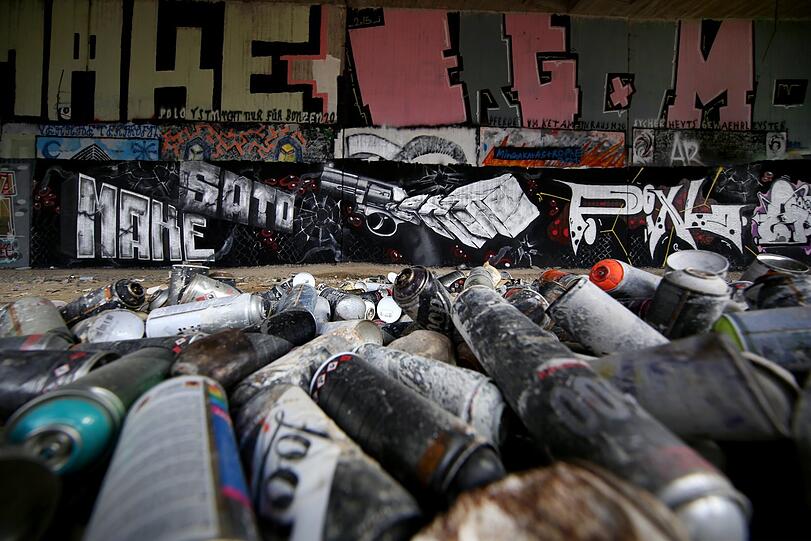 An der Entsorgung der alten Spraydosen wird offenbar noch gearbeitet.