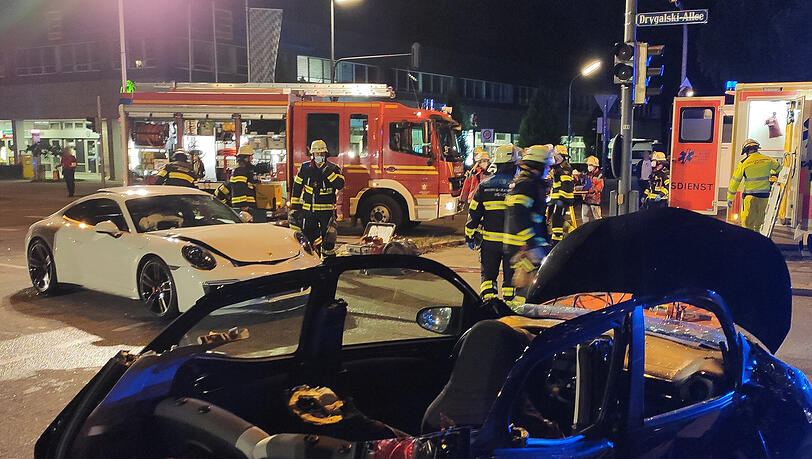 Zur Bergung der 47-Jährigen musste die Feuerwehr das Dach des Toyotas entfernen. Zur Bergung der 47-Jährigen musste die Feuerwehr das Dach des Toyotas entfernen.