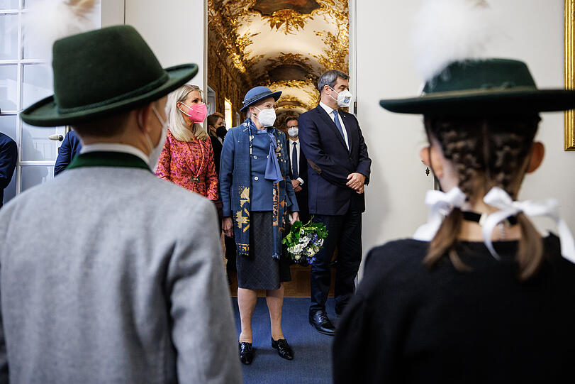 Der Tölzer Knabenchor singt beim Besuch von Königin Margrethe II. von Dänemark (M) in der Residenz München ein Lied.