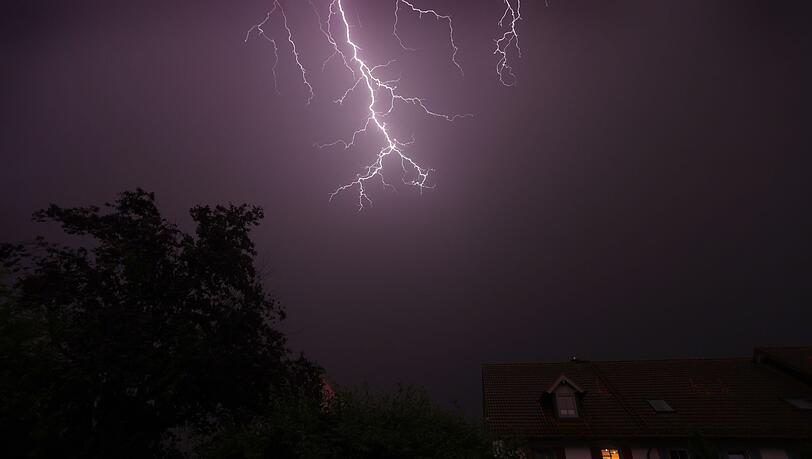 Ein Blitz über Kaufbeuren - die kreisfreie Stadt wies 2025 die höchste Blitzdichte Deutschlands auf. (Archivfoto) Ein Blitz über Kaufbeuren - die kreisfreie Stadt wies 2025 die höchste Blitzdichte Deutschlands auf. (Archivfoto)