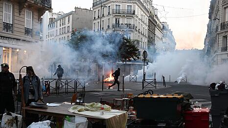 Wieder setzt die Polizei in Paris Tr&auml;nengas ein.