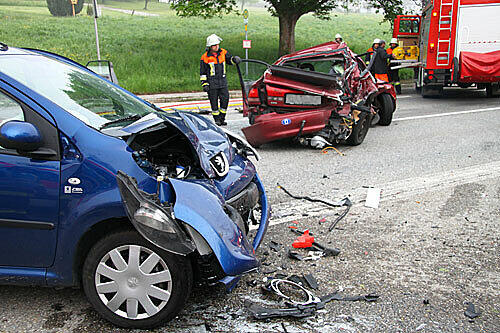 Der Beifahrer des roten Mazda überlebte den Unfall nicht