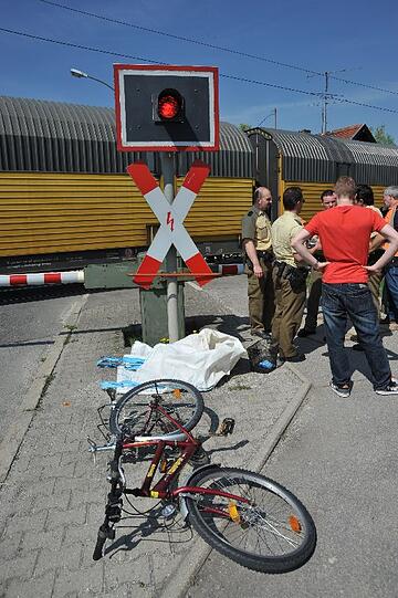 Ein alkoholisierter Radfahrer wird in Erdolging von einem Zug erfasst.