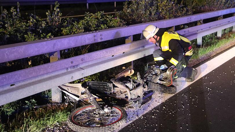 Das Unglücksmotorrad nach dem Unfall. Das Unglücksmotorrad nach dem Unfall.