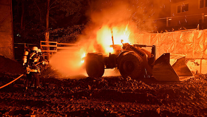 Kettenbagger und Radlader stehen in Flammen - die Feuerwehr schätzt den Schaden auf rund 200.000 Euro.